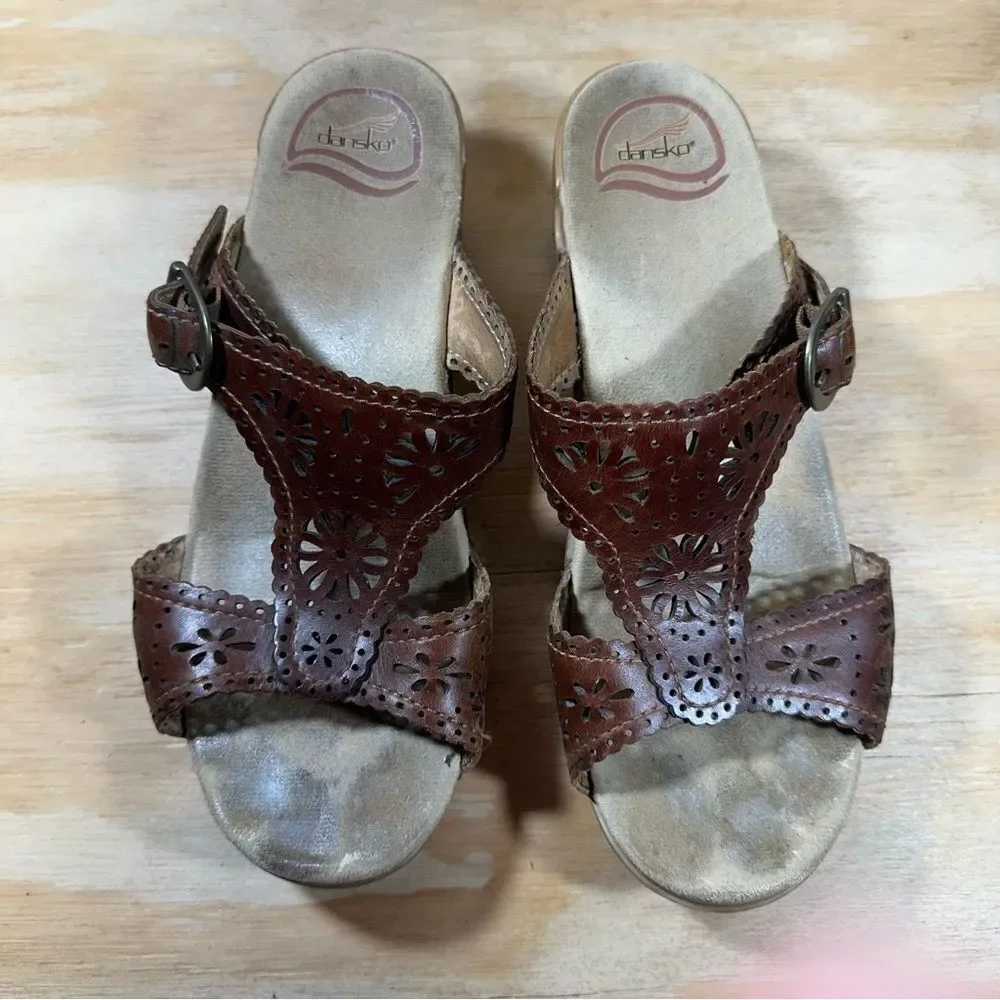 Dansko Cutout Wedge Sandals Women’s Size 7.5